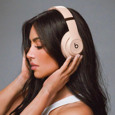 Beats Studio Pro (Kim Kardashian), Moon